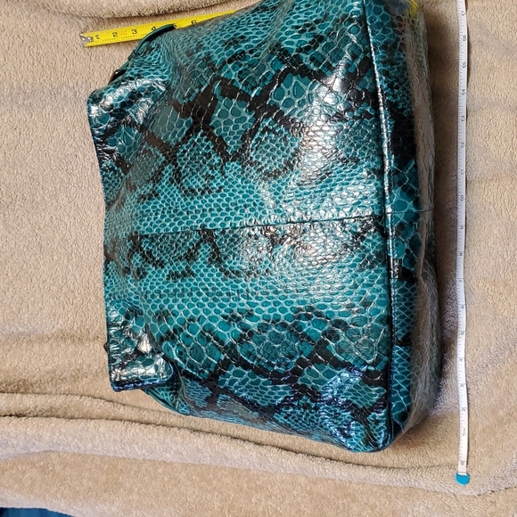 STEVEN  by Steve Madden  EUC Beautiful turquoise snake print bag. - Picture 1 of 8